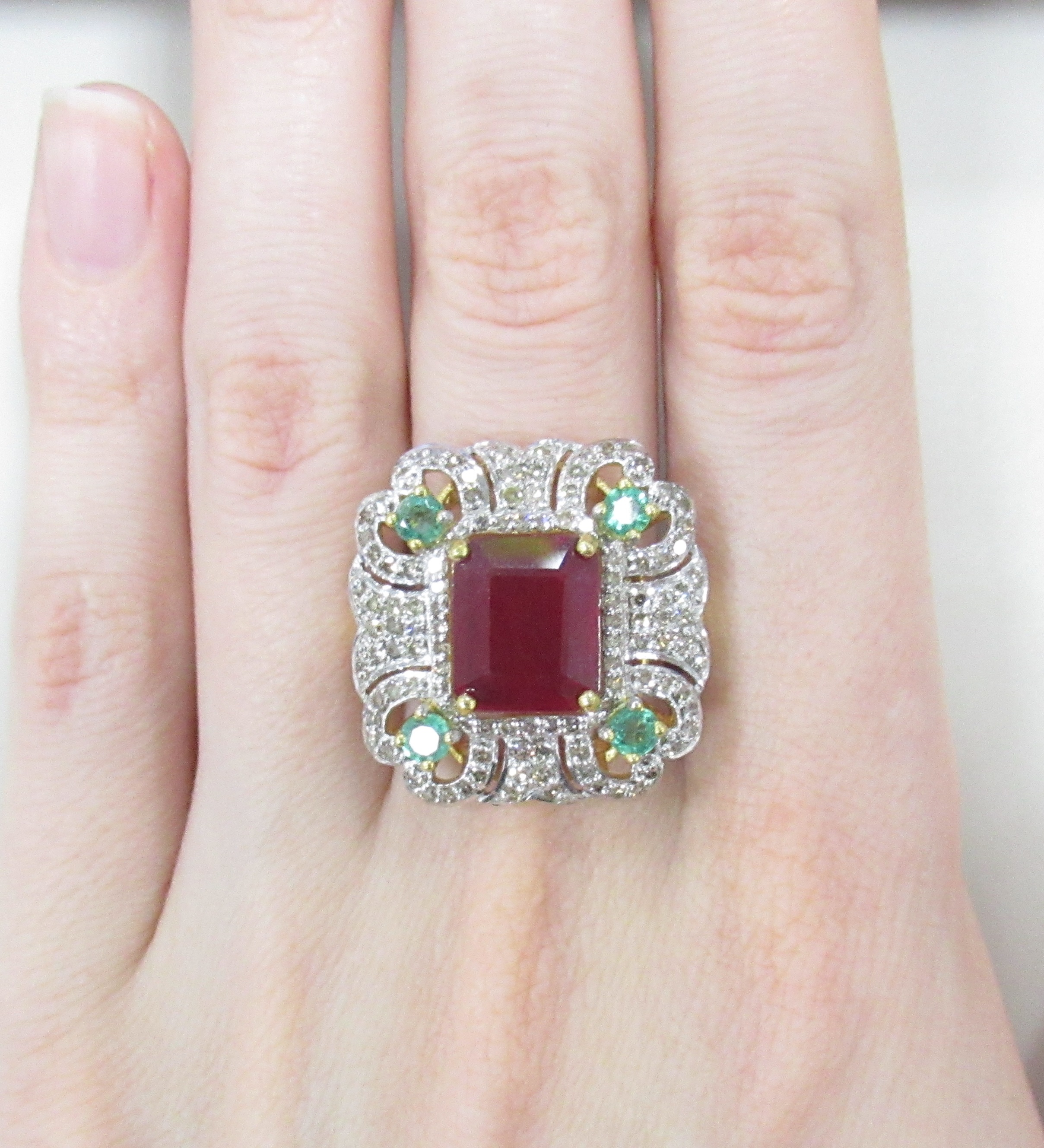 Серебряное кольцо 925 пробы; вставки 1 Рубин F/2 5,9ct; 4 Изумруд (F) 0,6ct 4/Г3; 90 Бр.Кр-17 1ct 3/